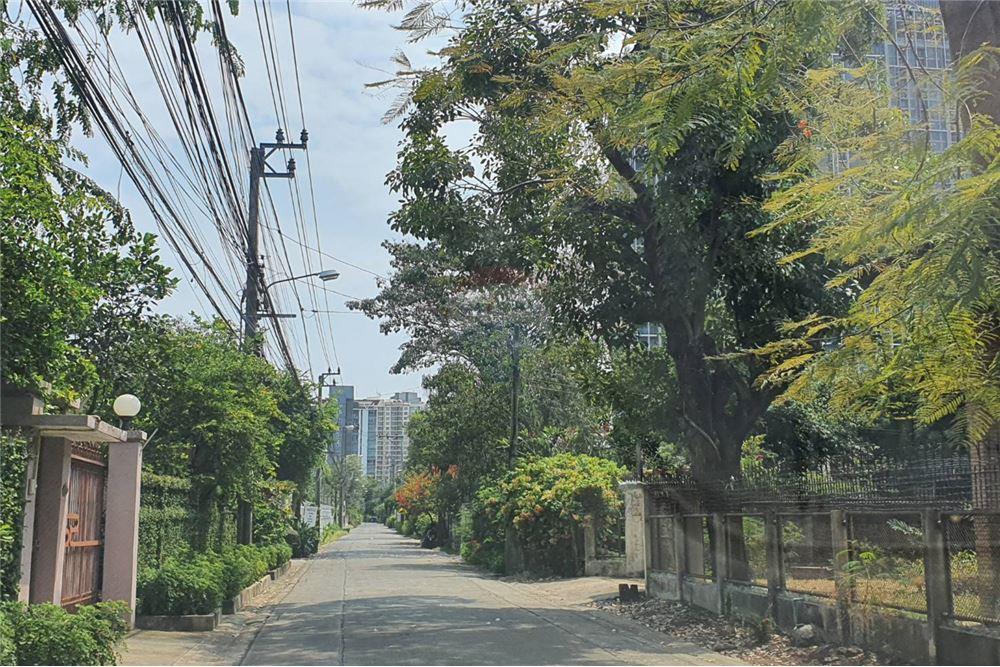 Land for sale in Phra Khanong